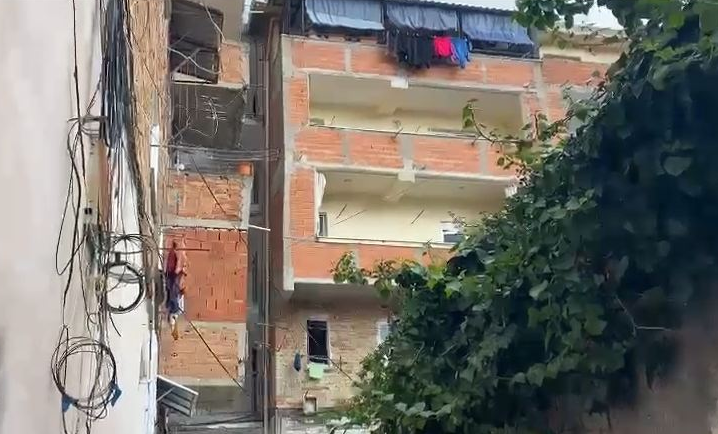 Vdes 31-vjeçari në Tiranë, mister rënia nga kati i pestë i pallatit