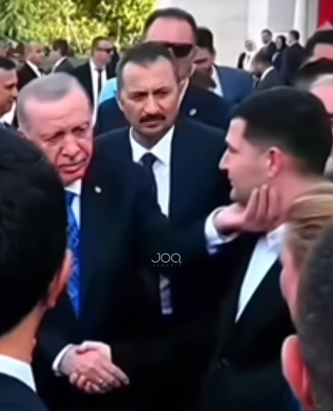 Erdogan përkëdhel në gushë Arbër Hajdarin