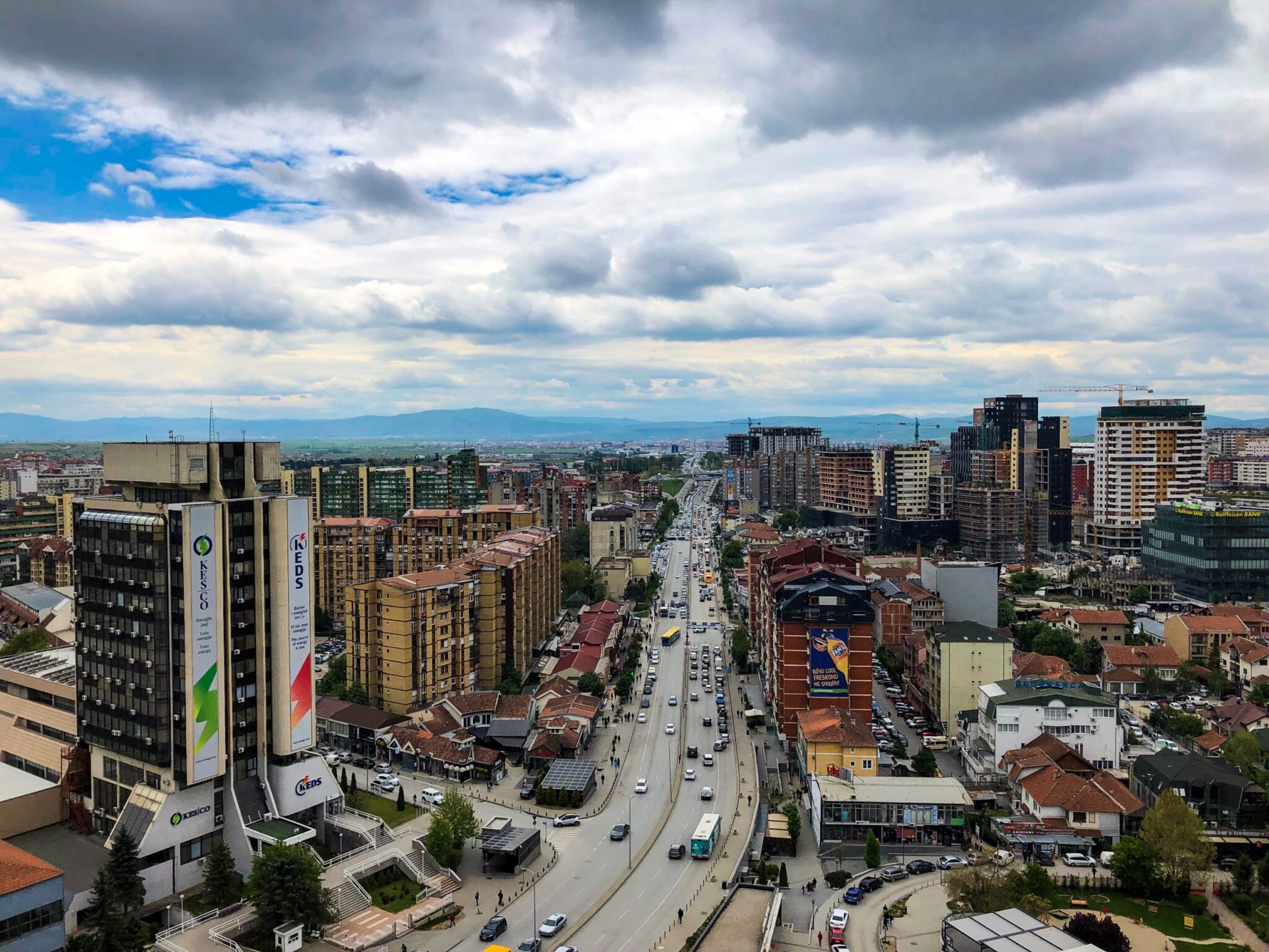 Grabitet një market në Prishtinë, të dyshuarit kërcënuan me thikë punëtoren