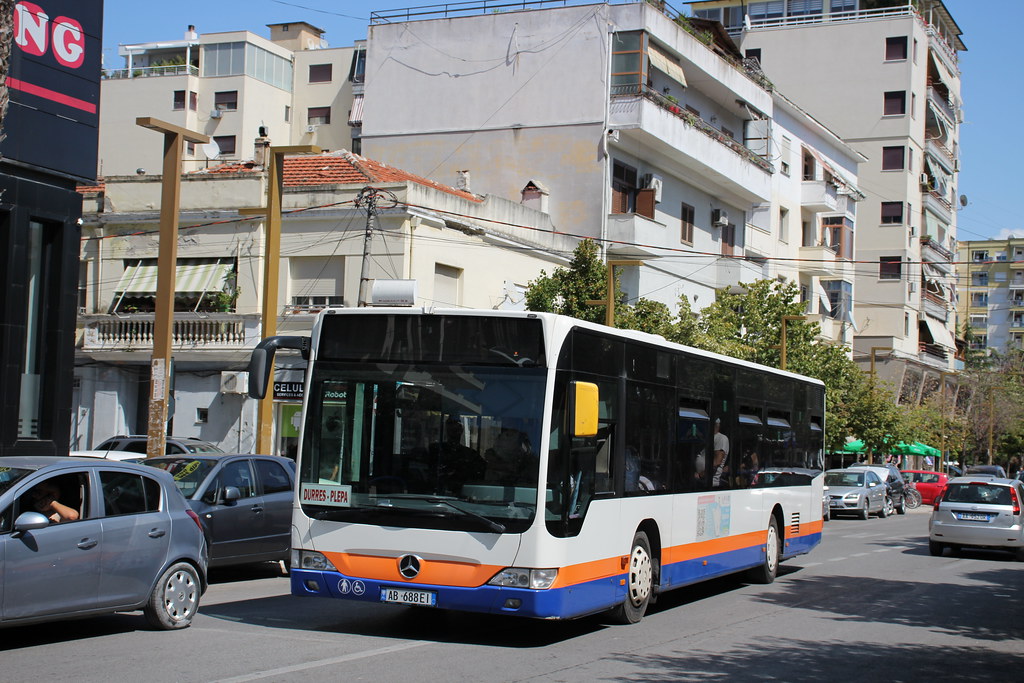 “Urbanët nisen sipas qejfit”, qytetari denoncon ‘Maren Buss’: Po presim gjatë në stacion!