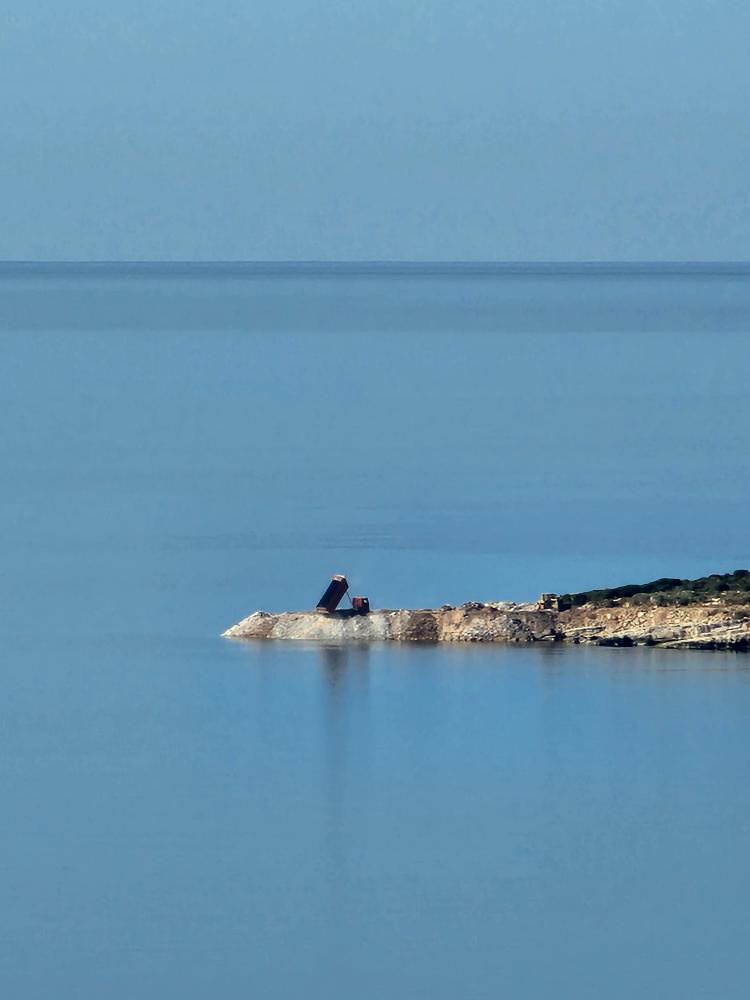 Gati resorti i ri i oligarkut në Sarandë! I hedh kamionat me inerte në det