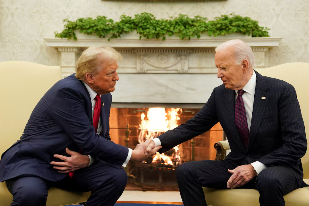 Trump rikthehet si triumfues në Shtëpinë e Bardhë, takohet me Joe Biden në Zyrën Ovale