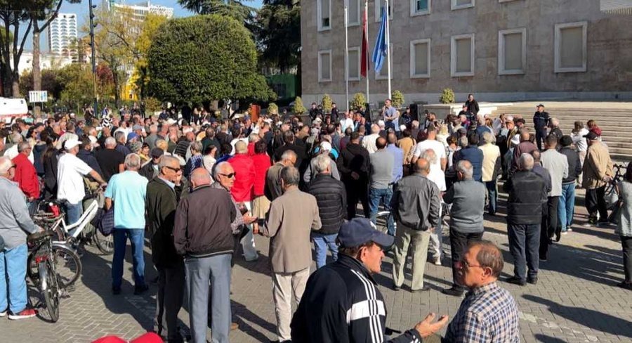 “Po u marrim lekë fëmijëve”, pensionistët protestojnë sërish