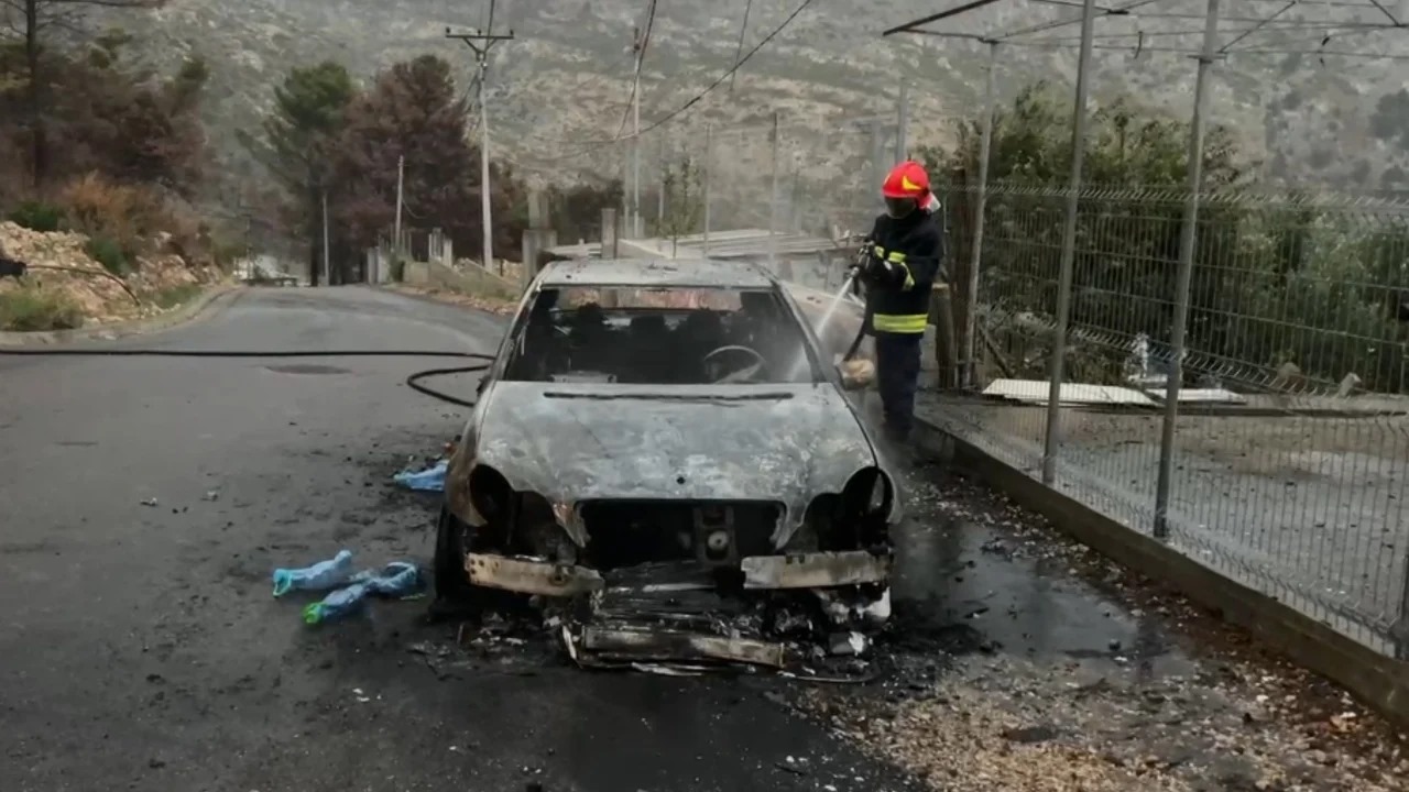 Makina përfshihet nga flakët në Shëngjin, dy vajzat shpëtojnë pa lëndime