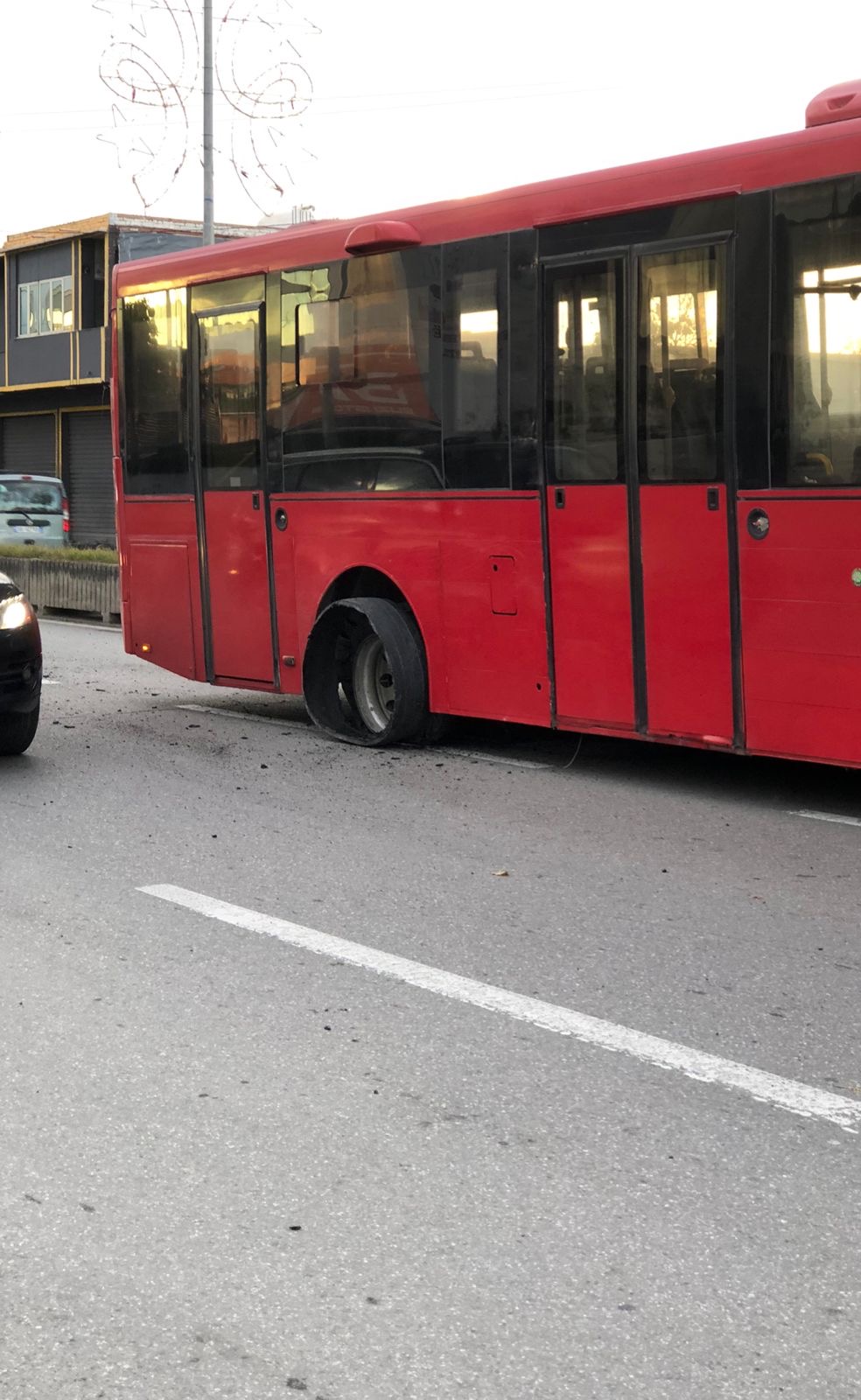 Urbanit të Golemit i çahet goma e vitit 1996