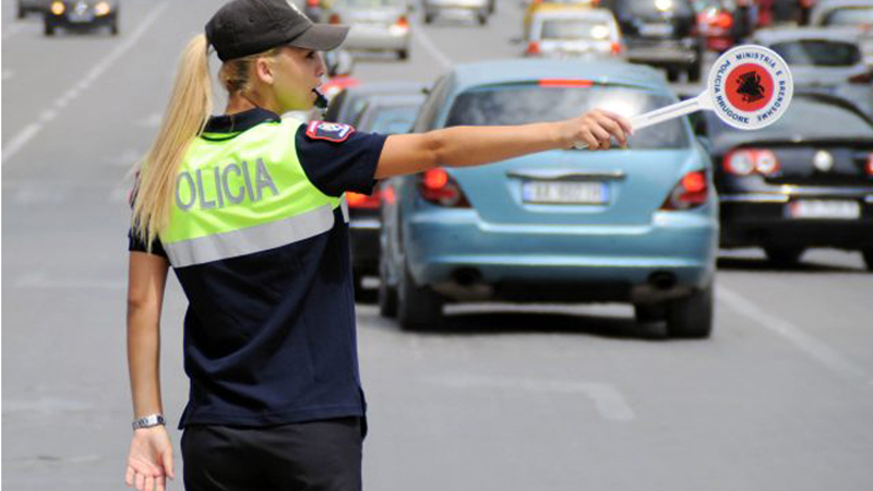 Qytetarja denoncon: “Policët vonojnë qëllimisht hedhjen e gjobave në sistem, na detyrojnë të paguajmë vlerën e plotë”