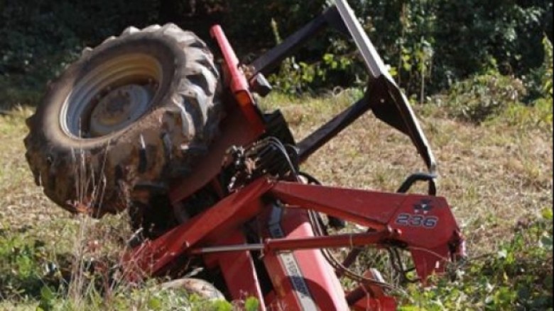 Vdes një burrë në Vushtrri pasi u rrokullis me traktor