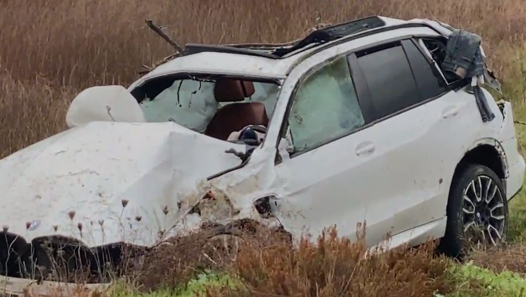 “BMW”-ja del nga rruga në Fier, pasagjeri gjendet i vdekur jashtë saj