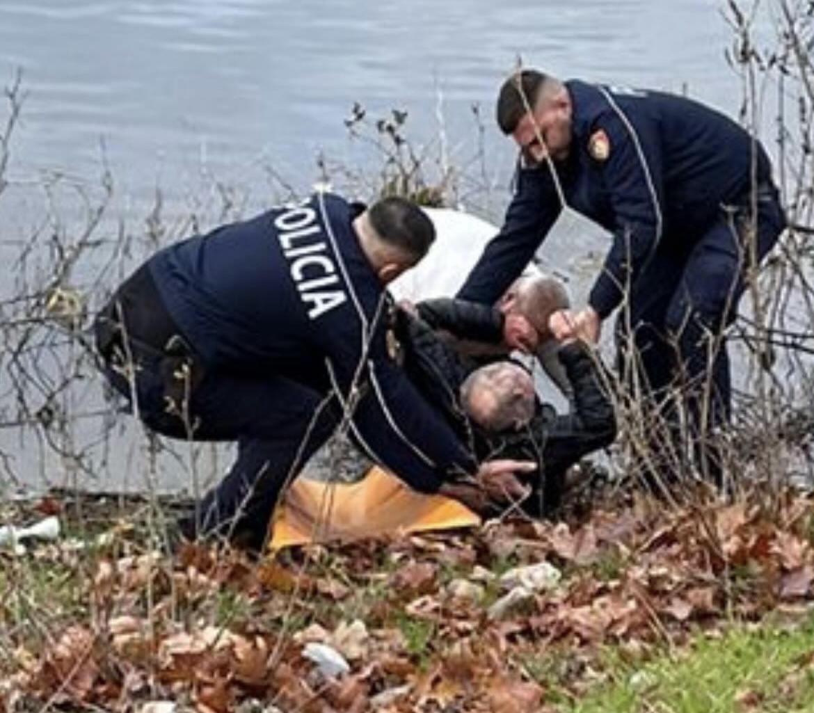 Dy policët dhe qytetari shpëtojnë nga mbytja të moshuarin në lumin Buna