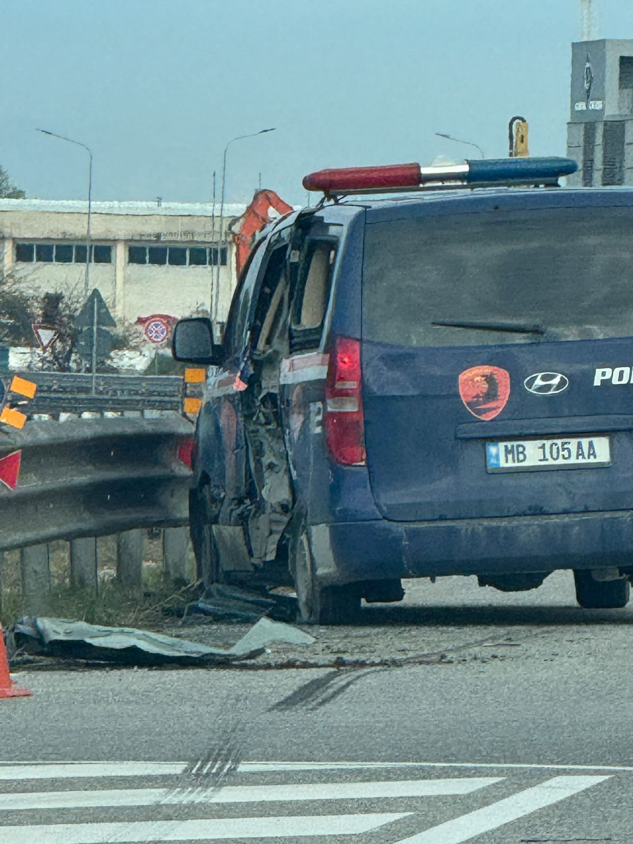 Furgoni i policisë përplaset me barrierat mbrojtëse