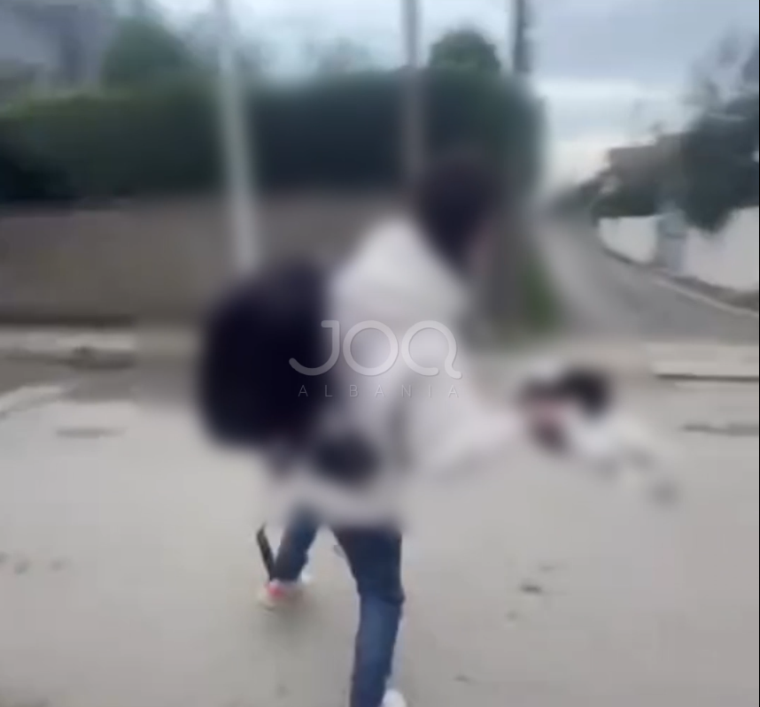 Adoleshenti përplas macen pas murit dhe e poston videon në TikTok