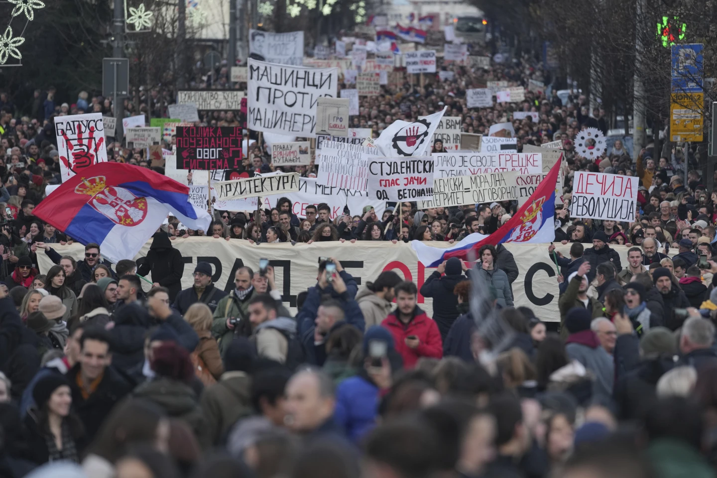 Protestë masive në Beograd, mijëra studentë, fermerë e qytetarë kërkojnë largimin e Vuçiç