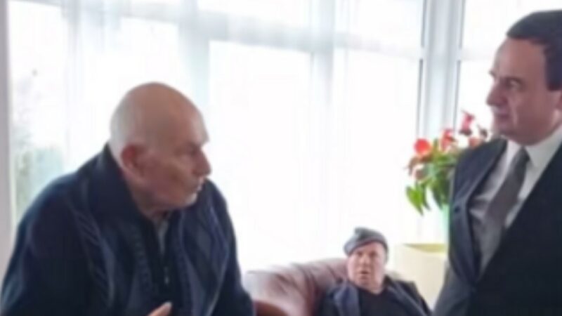 ‘Nji deputet i yti i ka 2000 euro, na çka me bo me 100 euro’, pensionisti në Istog ia thotë në sy Kurtit