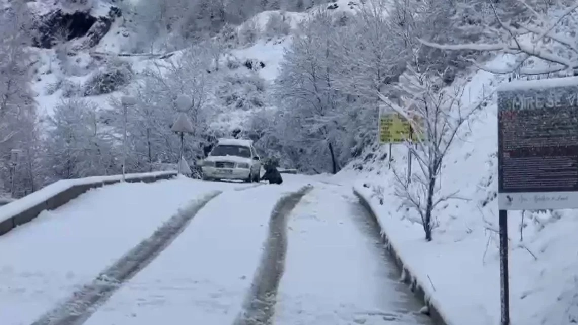 Dëbora zbardh Kukësin, shumë fshatra pa energji elektrike