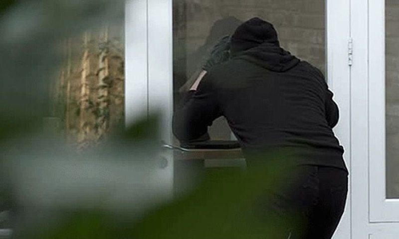 Hajnat hynë në shtëpinë e biznesmenit kosovar, vjedhin 20 mijë euro dhe një pistoletë