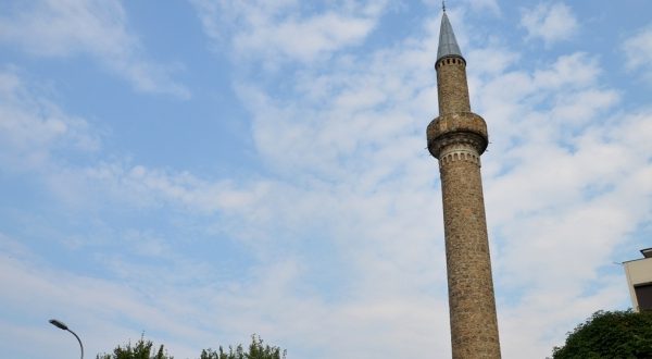 Vidhen paratë e bamirësisë në një xhami në Gjakovë
