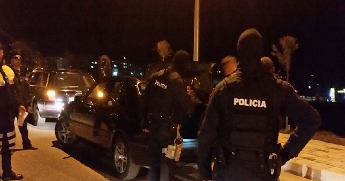 Të shtëna me armë në Kamëz, automjeti në lëvizje qëllohet nga një tjetër mjet