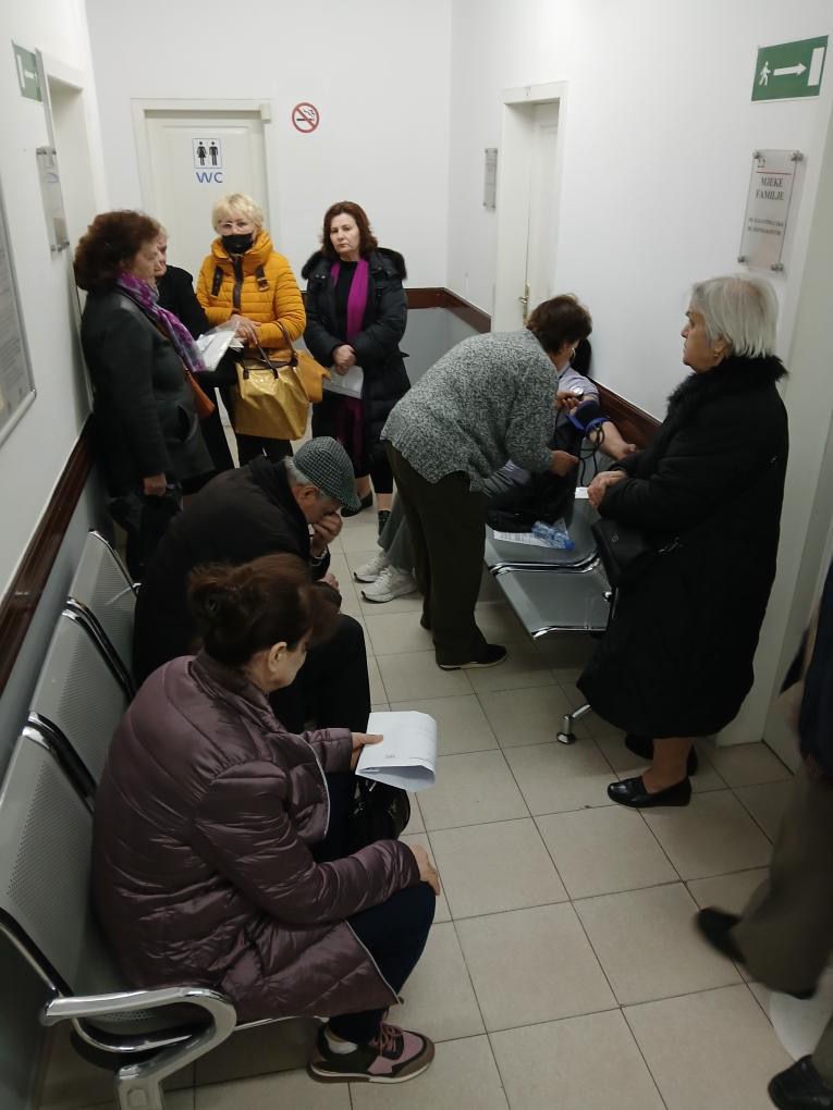 Mjeku s’duket, gruaja i mat tensionin të sëmurëve
