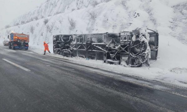 Rrokulliset në borë autobusi që barte turistët në Rugovë të Pejës