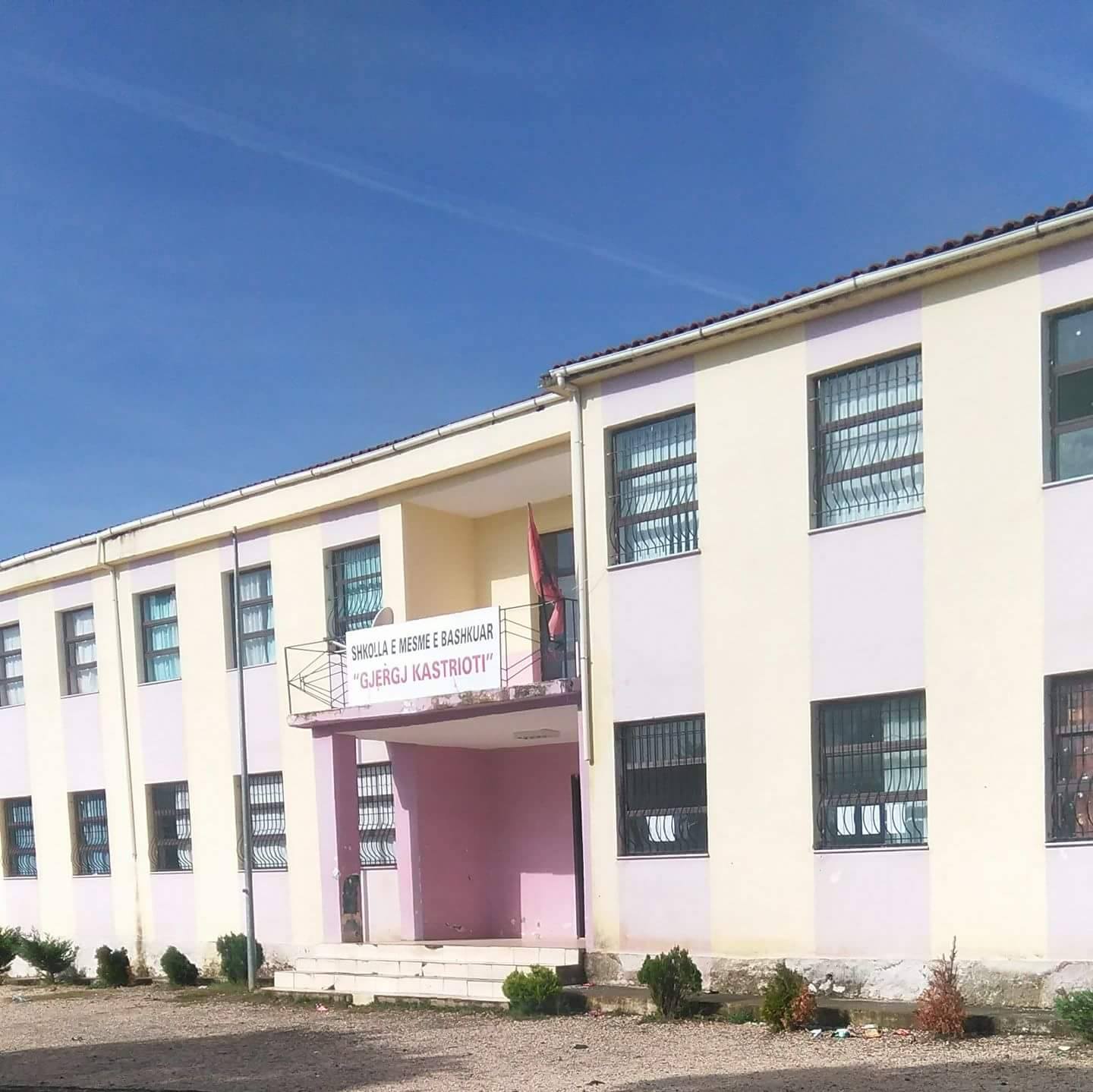 Nxënësi i plagosur në Mat niset drejt Tiranës, shkolla pa oficer sigurie e psikologë