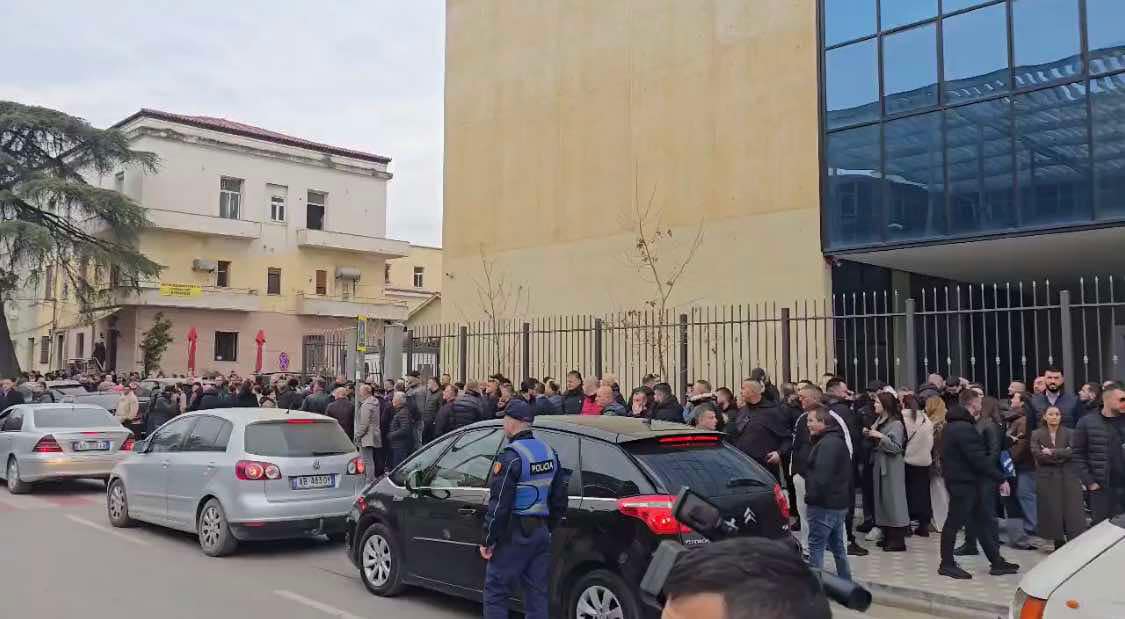 “Veliaj njeri me shumë vlera”, ‘qytetarët’ protestojnë dhe kërkojnë lirimin e tij