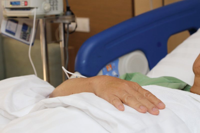 Urgjente! Djali kërkon gjak 0 negativ për babain e sëmurë