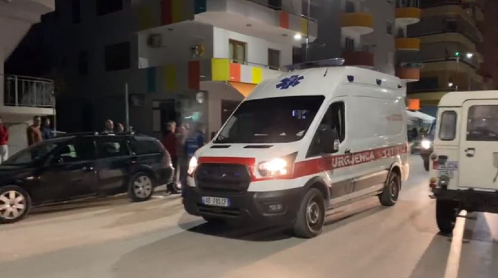 Makina përplas këmbësorin, drejtuesi largohet nga vendngjarja