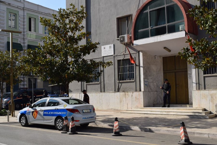 Shpërndanë drogë pranë shkollave në Kavajë, gjykata lë të lirë 8 të arrestuar
