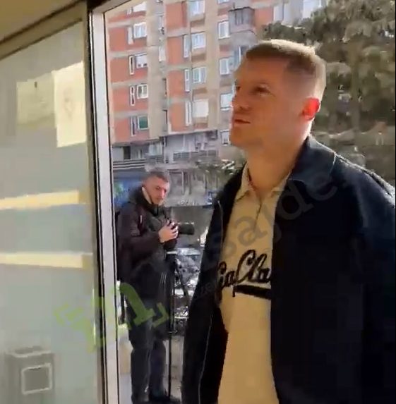 I akuzuar për dhunë ndaj gruas – Akil Gjakova shihet duke hyrë në gjykatë