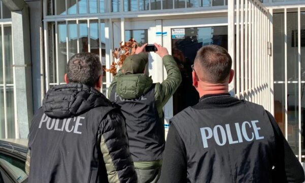 Mbyllja e qendrave serbe për punë sociale në veri, pamje nga aksioni i sotëm i policisë