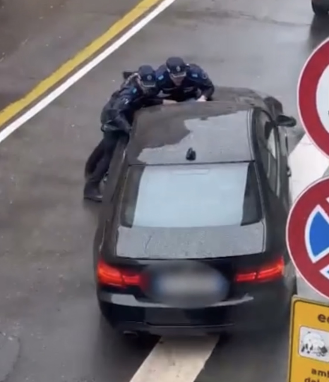 Momente paniku në Itali! Shqiptari merr para me makinë policët