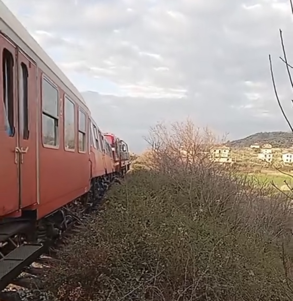 Treni i pasagjerëve në linjën Peqin-Elbasan del nga shinat