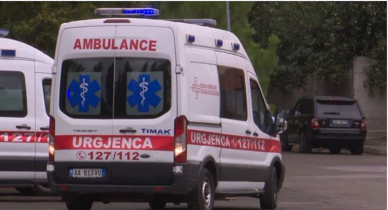 Tiranë, 25-vjeçarja plagos të dashurin me thikë