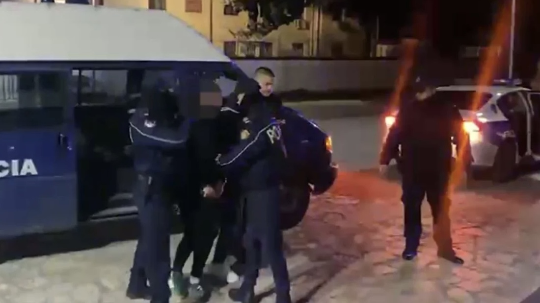 Tentoi të qëllonte pronarin e lokalit me kallashnikov, arrestohet 54-vjeçari në Shkodër