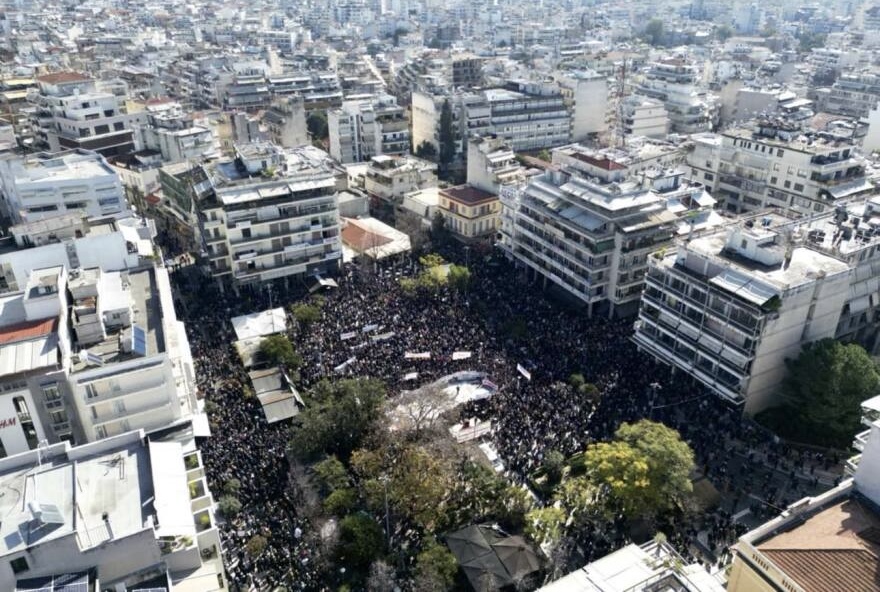 “Qeveri vrasëse”, Greqia paralizohet nga protestat në të gjithë vendin, kërkohet drejtësi për përplasjen e trenave