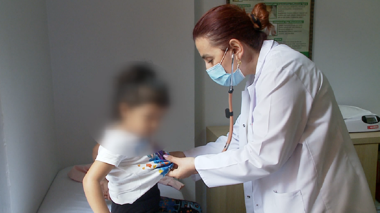 Raste të dyshuara me meningjit në dy shkolla private në Durrës, prindërit të painformuar