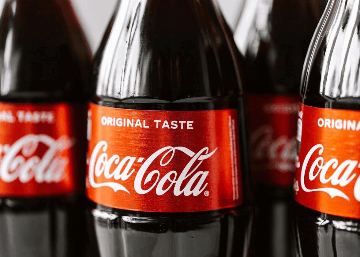 “Coca-Cola” tërheq produktet për shkak të niveleve të larta të kloratit, në Shqipëri nuk bëhen dot analizat