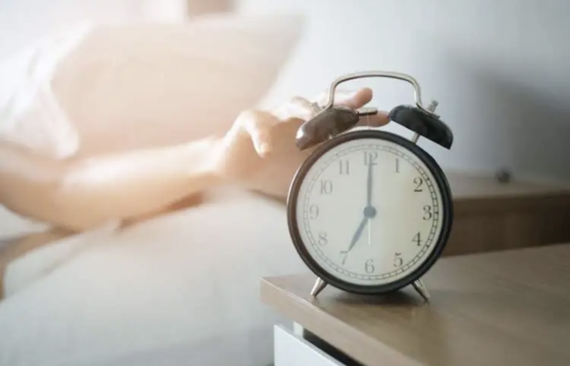 58% e njerëzve kanë nevojë për më shumë se një alarm për t’u zgjuar në mëngjes
