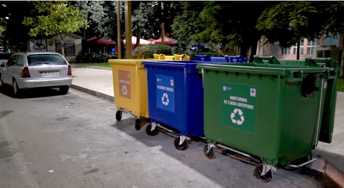 Koshat e mbeturinave bllokojnë rrugët e kryeqytetit, pengesë për qarkullimin dhe sigurinë