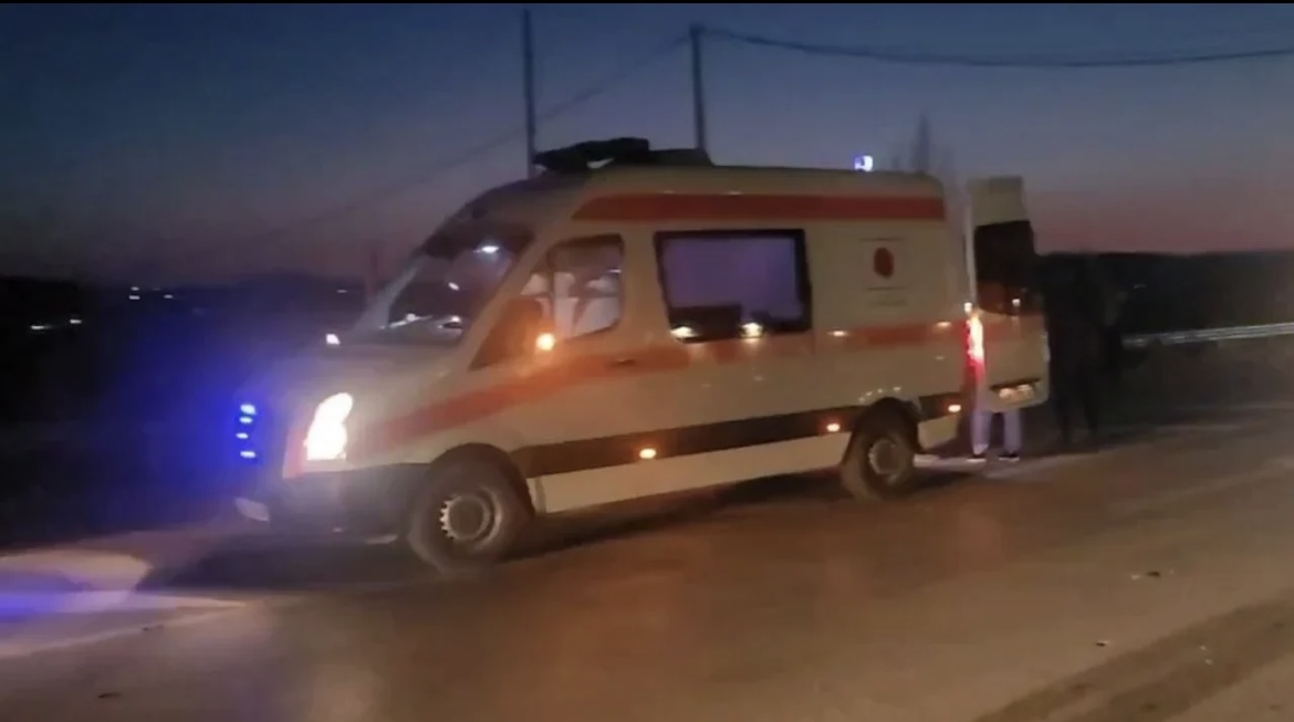 Pinë ilaçe mbi dozën e lejuar, përfundojnë në spital 38-vjeçarja dhe e mitura
