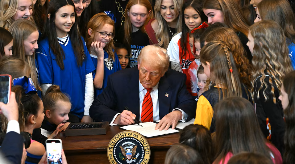 Trump nënshkruan urdhrin që ndalon sportistët transgjinorë të marrin pjesë në sportet e femrave