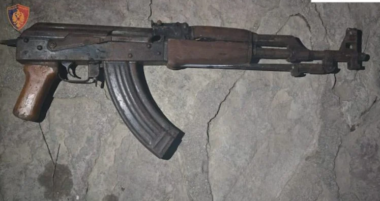 Mashtruan gjyshin dhe i vodhën para, dy vëllezërit kërcënojnë me kallash xhaxhain dhe babain