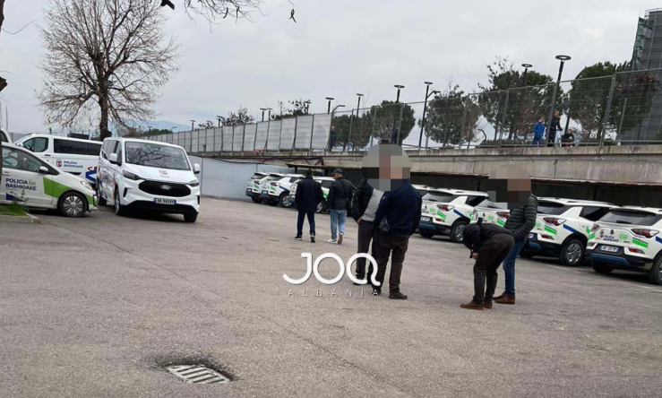 Veliaj sot në gjykatë, policët bashkiakë heqin uniformat dhe protestojnë për të