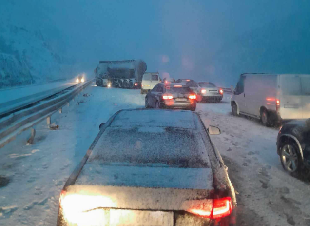 Dëbora bllokon Rrugën e Kombit, shënohen 3 aksidente