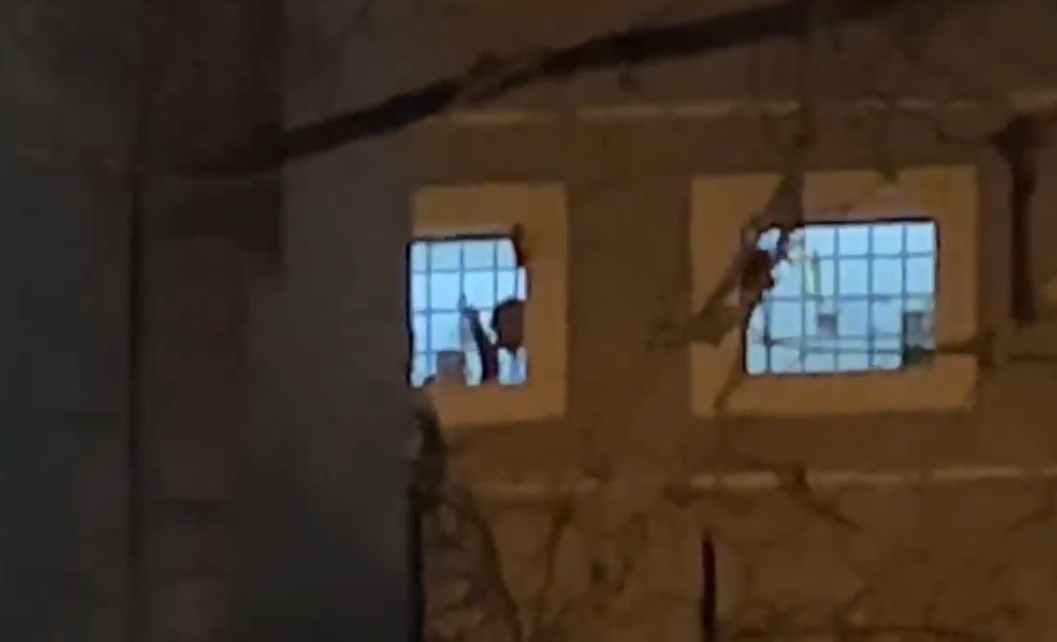 “O Erion, o hajdut”, të burgosurit kundërpërgjigjen nga burgu “313” në Tiranë