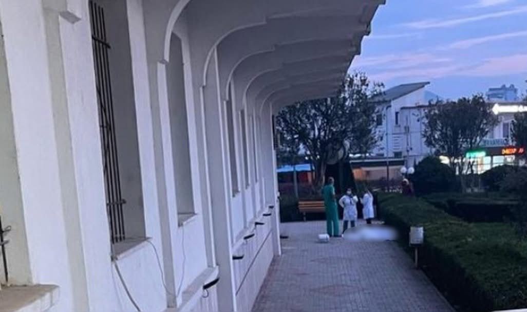 Hidhet nga sanatoriumi i Tiranës, pacienti vdes në vend