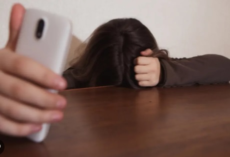 “Ndjehemi të kërcënuara”, vajzat në Korçë tentojnë vetëvrasjen pas shantazhimeve online
