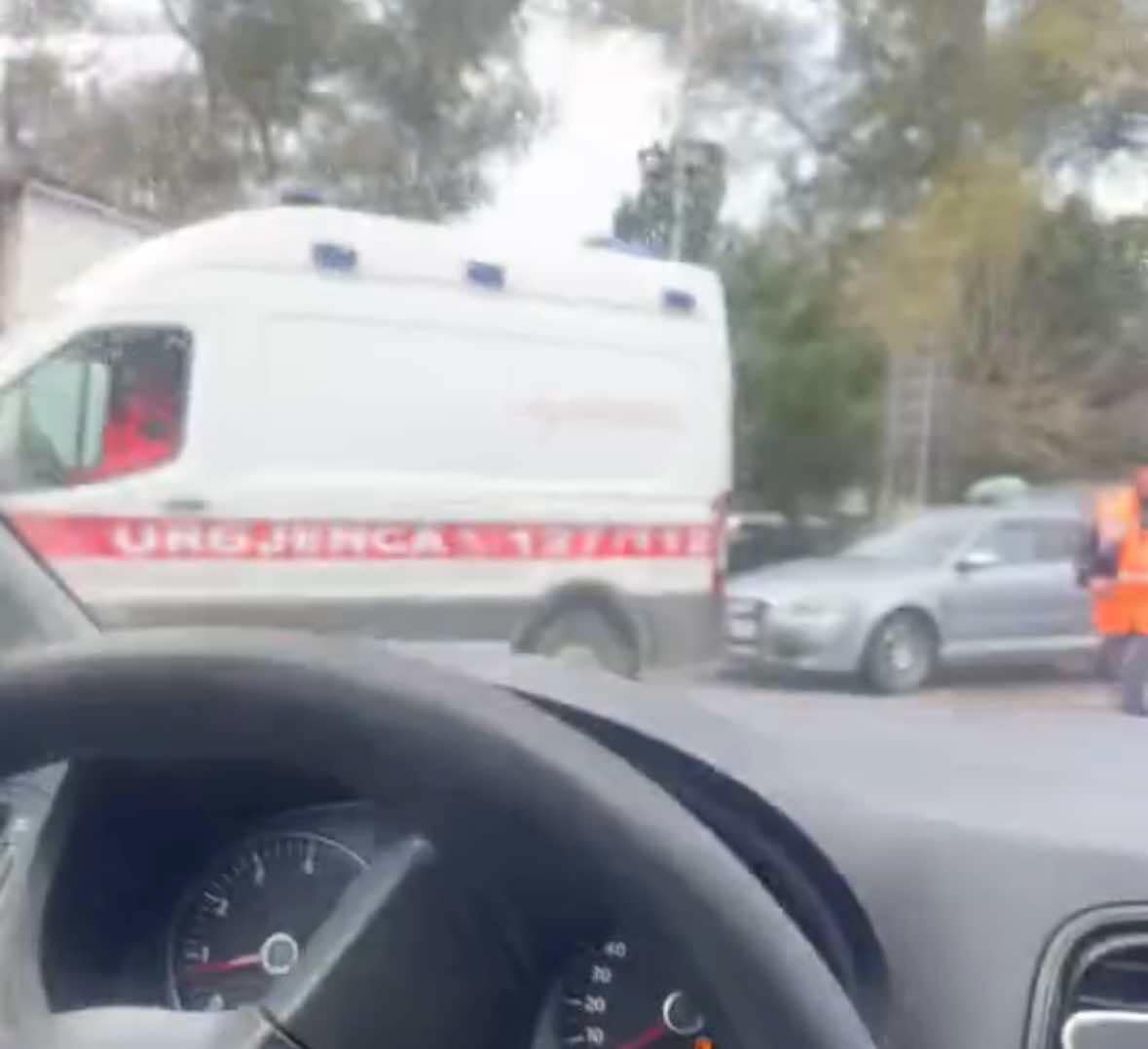 Kaos parkimi në QSUT, ambulancat me të sëmurë presin hapjen e traut me pagesë