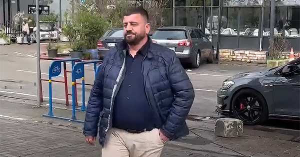 Ky është ish-fshesaxhiu që blinte miliona lekë piktura nga galeria e Ajola Xoxës
