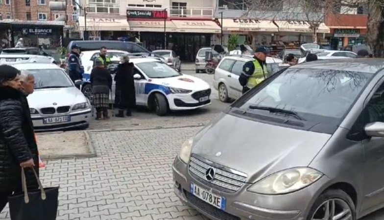 Shoferja në Lushnje ‘ngatërron marshin’ dhe merr para me makinë këmbësorin në trotuar